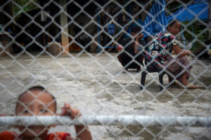 PHOTO ESSAY: สายน้ำ ผู้คน และชีวิตในความหวาดกลัว