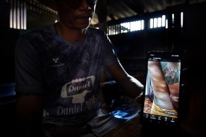 PHOTO ESSAY: สายน้ำ ผู้คน และชีวิตในความหวาดกลัว