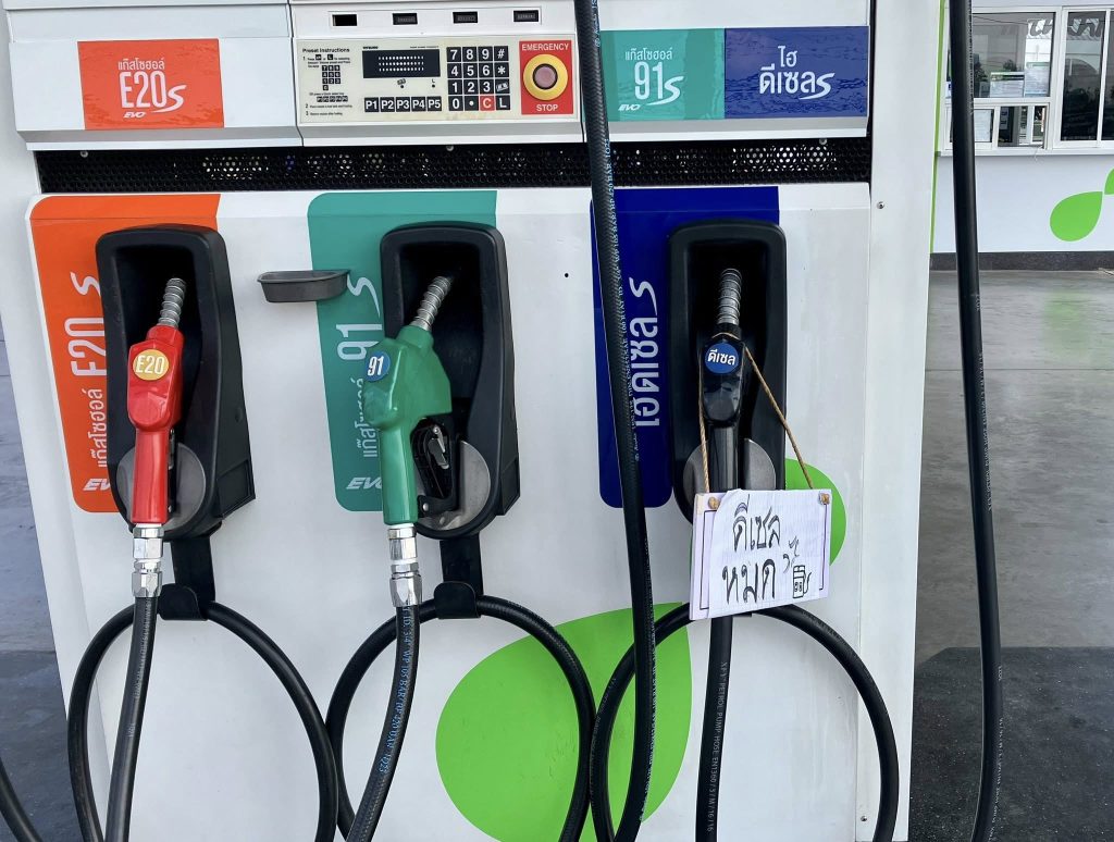 Petrol stations in the Northeast during the third and fourth weeks of the war still experienced some supply shortages, despite the government's attempts to address the issue. Photo: Bangkok Tribune